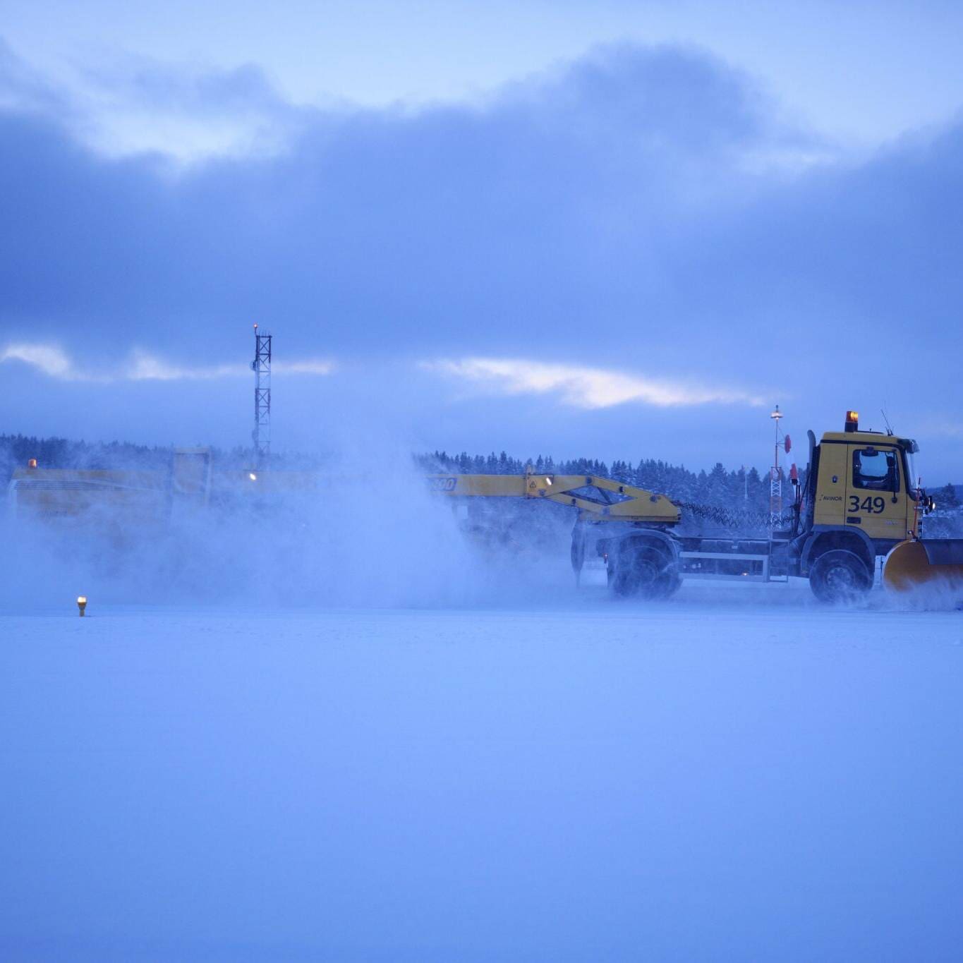 Snørydding på Røros Lufthavn. Foto: Tom Gustavsen